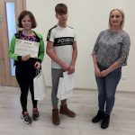 Rozdanie nagród zwycięzcom w konkursie literacko-plastycznym "Survivalowa przygoda w lesie". Projekt "Survival za regałem, czyli biblioteczna sztuka przetrwania".