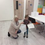 Rozdanie nagród zwycięzcom w konkursie literacko-plastycznym "Survivalowa przygoda w lesie". Projekt "Survival za regałem, czyli biblioteczna sztuka przetrwania".