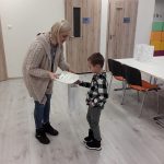 Rozdanie nagród zwycięzcom w konkursie literacko-plastycznym "Survivalowa przygoda w lesie". Projekt "Survival za regałem, czyli biblioteczna sztuka przetrwania".