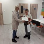 Rozdanie nagród zwycięzcom w konkursie literacko-plastycznym "Survivalowa przygoda w lesie". Projekt "Survival za regałem, czyli biblioteczna sztuka przetrwania".