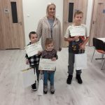 Rozdanie nagród zwycięzcom w konkursie literacko-plastycznym "Survivalowa przygoda w lesie". Projekt "Survival za regałem, czyli biblioteczna sztuka przetrwania".