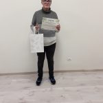 Rozdanie nagród zwycięzcom w konkursie literacko-plastycznym "Survivalowa przygoda w lesie". Projekt "Survival za regałem, czyli biblioteczna sztuka przetrwania".