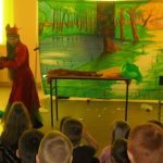 Bajka ,,Ekologia z Alicją, Królikiem i Kapelusznikiem’’ wystawiona w ramach projektu “Do dorosłych i dzieci! – Nie marnujemy żywności, ograniczamy śmieci”.