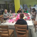 Warsztaty walentynkowe w bibliotece.
