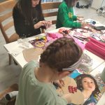 Warsztaty walentynkowe w bibliotece.