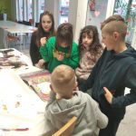 Warsztaty walentynkowe w bibliotece.