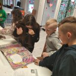 Warsztaty walentynkowe w bibliotece.