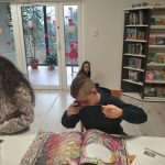 Warsztaty walentynkowe w bibliotece.
