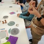 Warsztaty wycinanki kurpiowskiej.